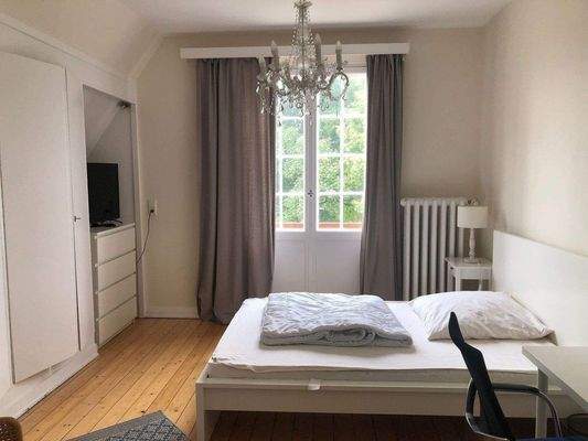 Schlafzimmer 1OG mit Balkon