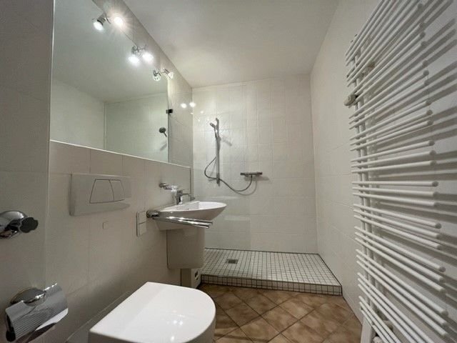 Ruhige zentrale ETW, 3 Zimmer, 96 m², großer Sonnenbalkon, Gäste-WC, Aufzug, TG-Platz