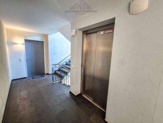 Treppenhaus mit Aufzug