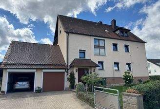 Hauseingangsseite (rechte Garage inkl. )