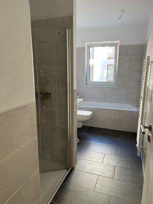 Badezimmer mit Wanne und Dusche - Zugang von Flur