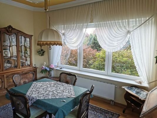 Esszimmer mit Blick zur Straße