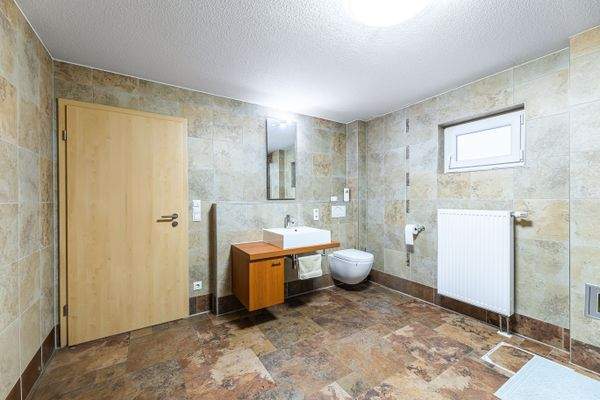 Sanitärbereich im Kellergeschoss