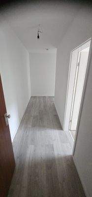 Langer Flur mit Holzboden