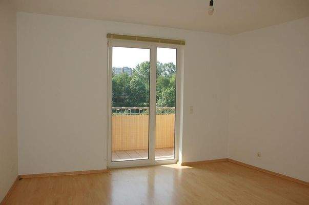 Wohnzimmer mit Balkon