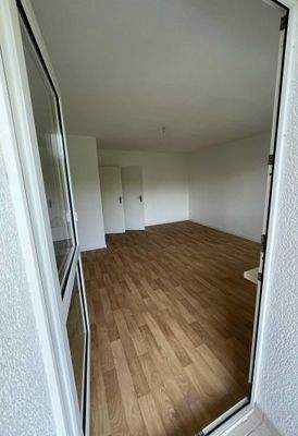 Blick von Balkon auf Wohnzimmer