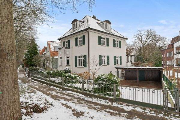 Aussenansicht mit Doppelcarport