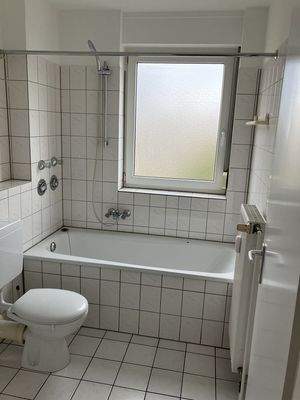 Tageslichtbad mit Wanne