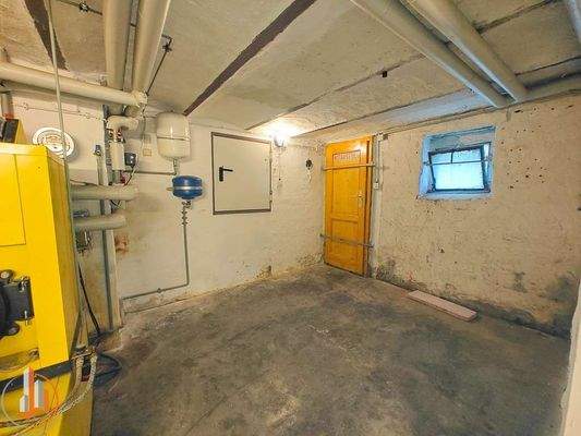 Heizungsraum mit Tür zum Hof
