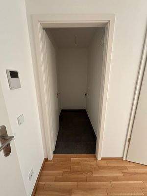 Abstellraum mit Waschmaschinenanschluss