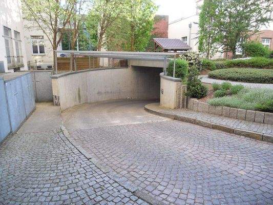 Hinterhof/Tiefgarageneinfahrt/Müllbehälterplätze