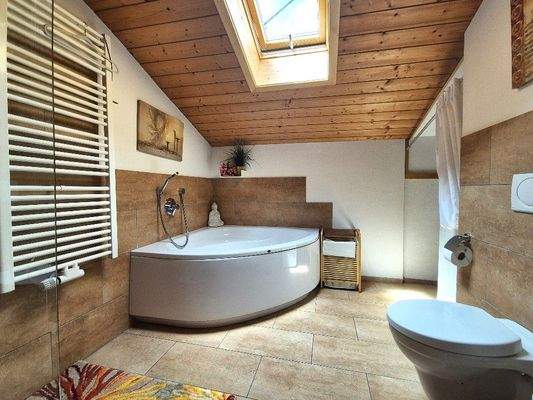 Großzügiges Bad mit Eckbadewanne, DU, WC