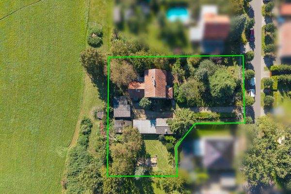 Skizzierung des großzügigen Grundstücks