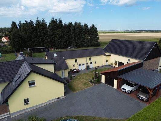 Gesamtansicht mit Carport