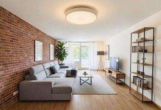 Wohnzimmer mit Balkonzugang - Beispieleinrichtung