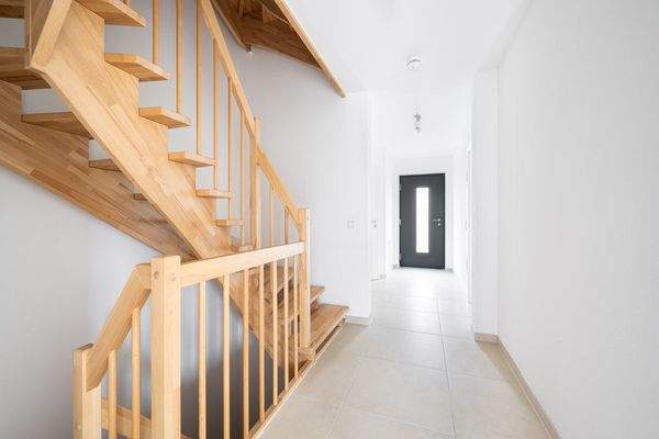 Flur im Erdgeschoss, Blick auf die Hauseingangstüre