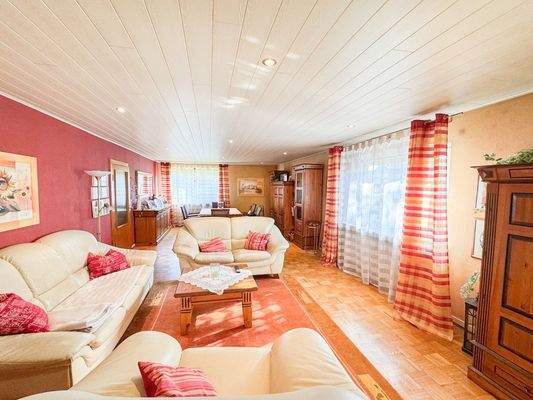 geräumiges Wohnzimmer