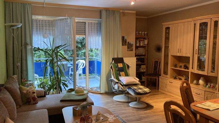 Wohnzimmer mit Ausgang zum Balkon