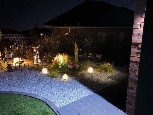 Poolbereich bei Nacht