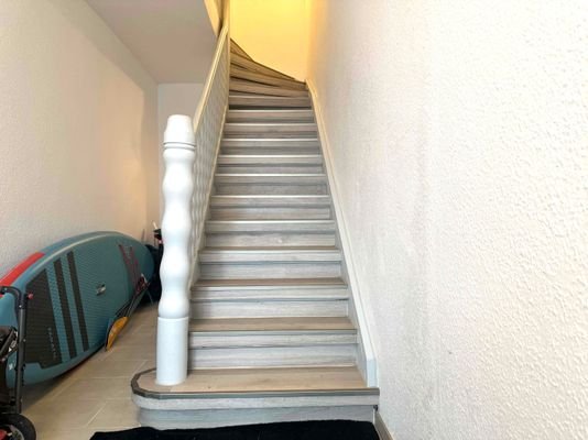Treppenhaus zum 1.OG links + rechts