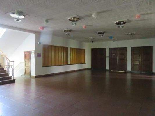 Flur im Erdgeschoss mit Weg zu den Sälen