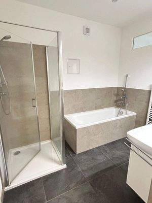 modernes Bad mit Wanne und Dusche