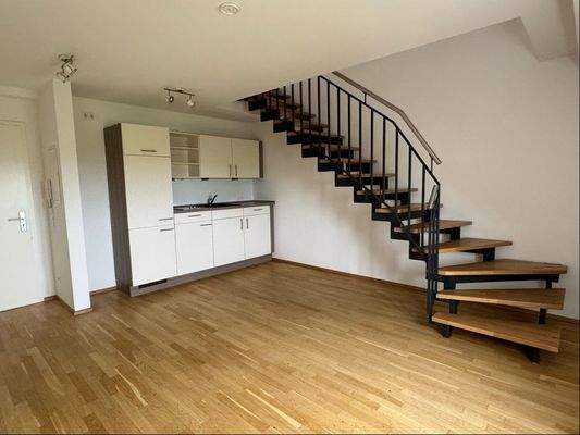 Wohn-Esszimmer mit Blick zur Küche 