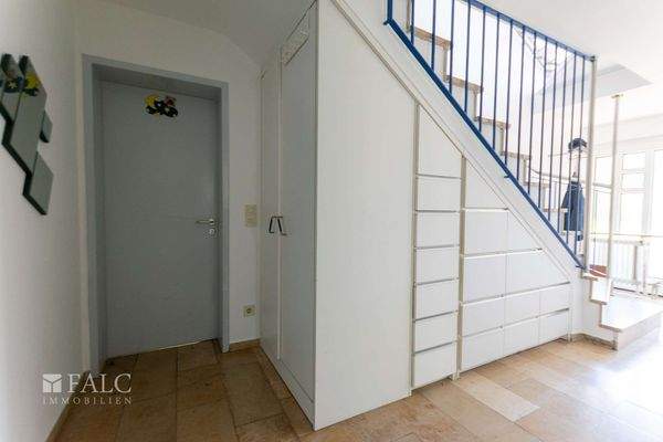 EG - Stauraum unter der Treppe