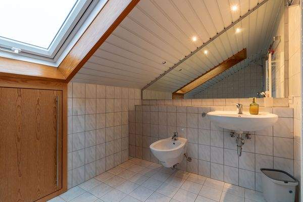 Badezimmer (Dachgeschoss)