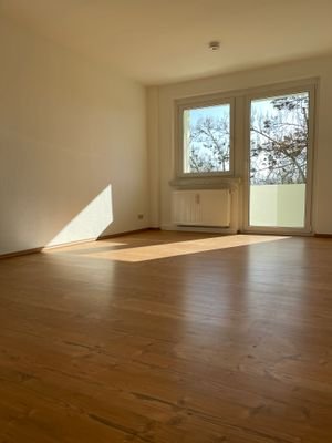 Wohnzimmer mit Balkon