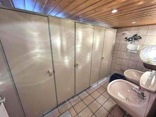 Ordentliche Toilettenanlagen