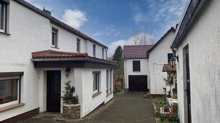 Hof und Nebengebäude