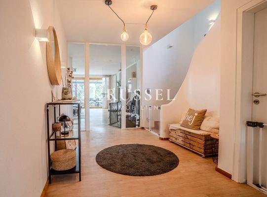 ... mit Zugang zum Ober- sowie Kellergeschoss und dem offenherzigen Wohnbereich