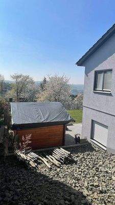 Steingarten links v. Haus