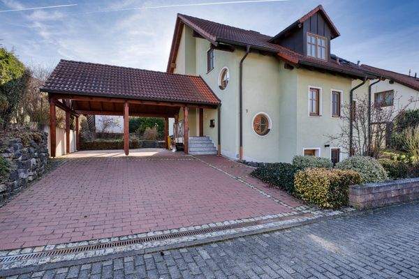 Außenbild mit Blick auf Carport