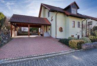 Außenbild mit Blick auf Carport