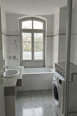 TL-Bad mit Wanne und Dusche, 1.OG