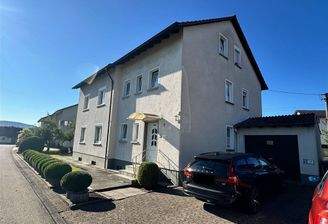 Strassenansicht mit Wohnung im EG