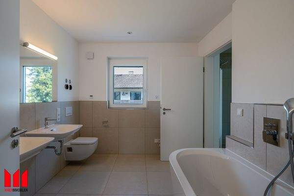 Masterbad_mit_Dusche_Wanne_und_Sauna