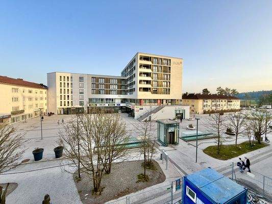 Blick vom Schlafzimmer über den Karl-Lederer-Platz
