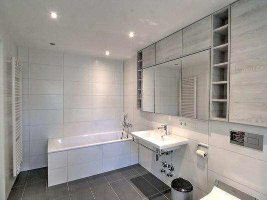 Badezimmer mit Badewanne und Dusche