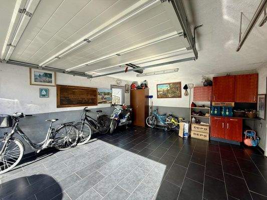 Garage mit elektrischem Tor