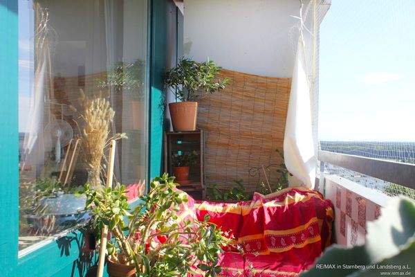 Schlaf- und Arbeitszimmer, hell und lichtdurchflutet mit West- Loggia/Balkon über die gesamte Breite der Fensterfront der Wohnung