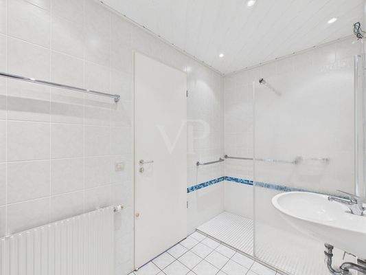 Badezimmer mit WM- Anschluss und ebenerdiger Dusche 