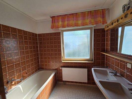 Bad mit Wanne u. WC EG