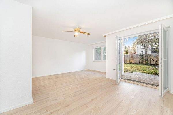 Wohnzimmer mit Zugang zum Garten