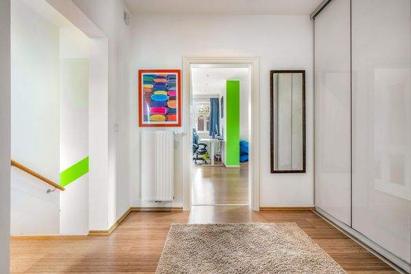 Flurbereich im Dachgeschoss mit begehbarem Kleiderschrank