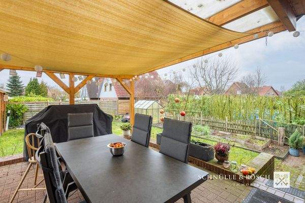 Die überdachte Terrasse in Süd-Westausrichtung