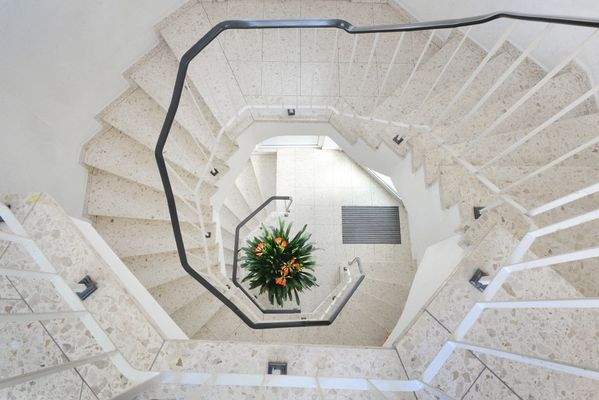 Zentrales Treppenhaus zum 1. Obergeschoss