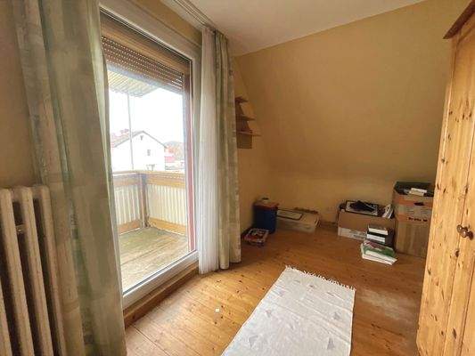 Zimmer mit Balkonzugang